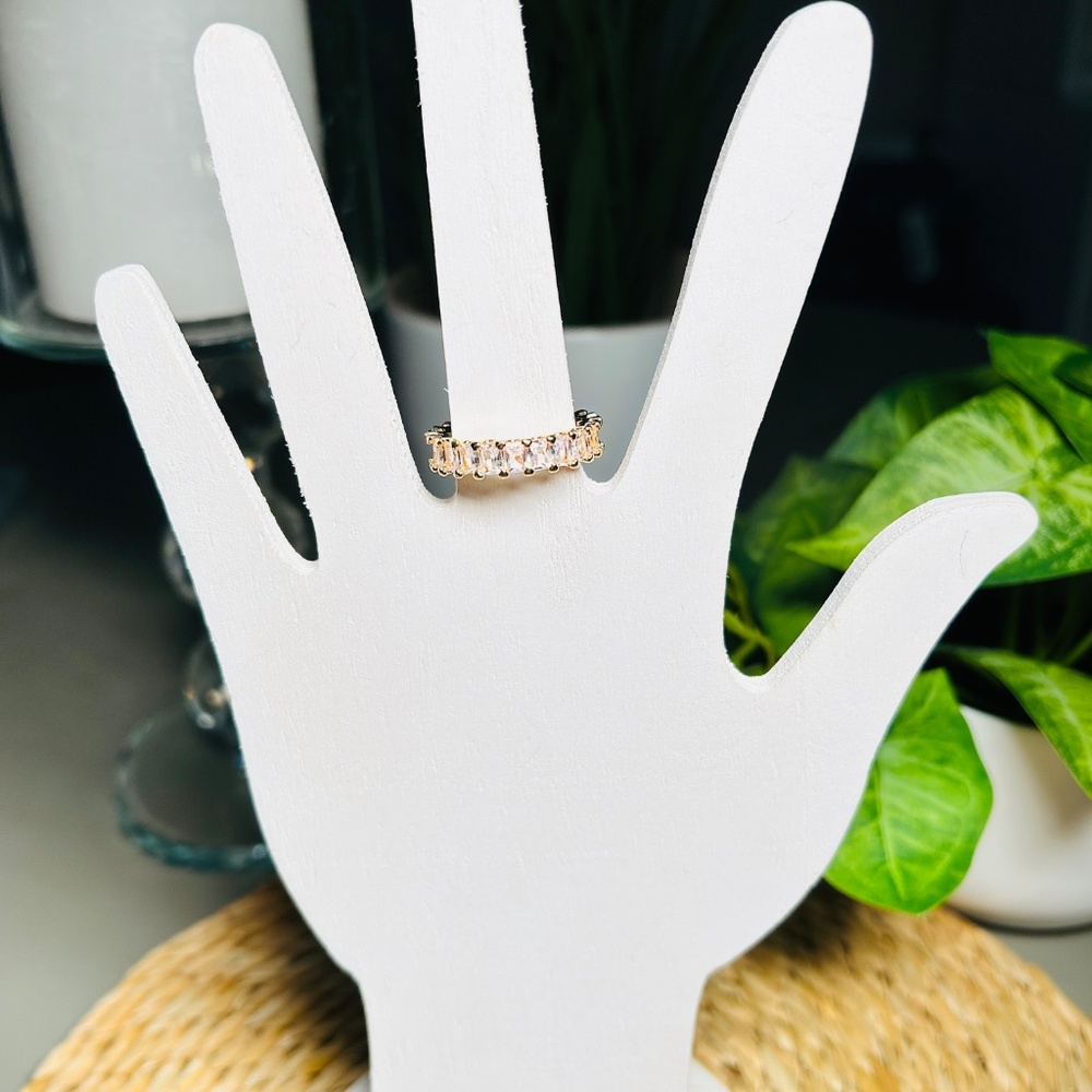 Sparkly baguette-shaped crystal stone and gold-toned ring. Size 7 3/4 - Picture 3 of 10